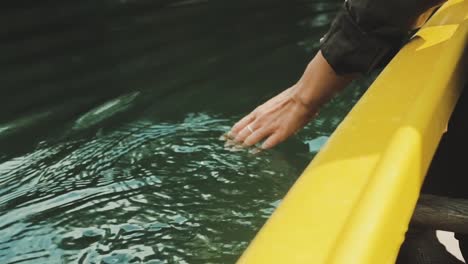 Primer-plano-de-mano-femenina-en-el-agua.