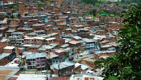 Blick-auf-einem-Armenviertel-in-Lateinamerika.-Comuna-13-Medellín-Kolumbien