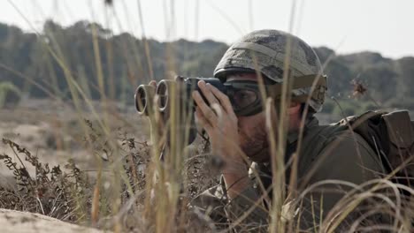 Israelischer-Soldat-mit-seinem-Fernglas-vor-Ort-Feinde