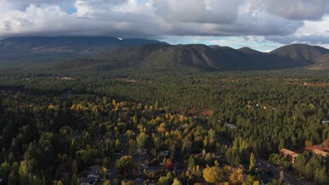 Vista-aérea-drone-de-un-pequeño-pueblo-montañoso,-Flagstaff-mountain,-Arizona,-Estados-Unidos