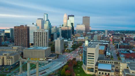 Minneapolis-Skyline-von-Hennepin-Bridge---Antenne-Hyperlapse