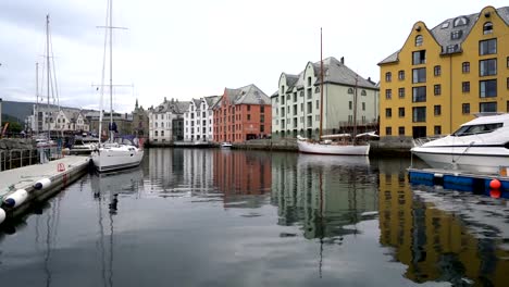 Aksla-an-die-Stadt-Alesund-in-Norwegen