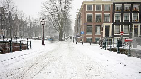 Es-schneit-in-Amsterdam-Niederlande-im-winter