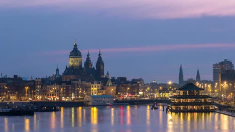 Amsterdam-Niederlande-Zeitraffer-4K,-Stadt-Skyline-von-Tag-zu-Nacht-Zeitraffer-in-der-Basilika-des-Heiligen-Nikolaus