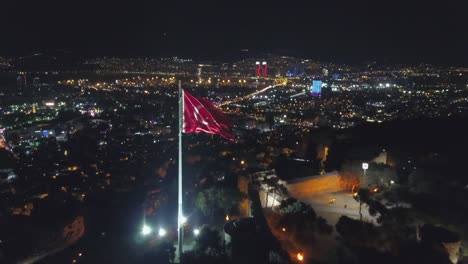 horizonte-de-la-ciudad-dibujado-por-zángano-de-la-noche,-bandera-de-skyline-la-ciudad-delante-de-kadifekale,-izmir