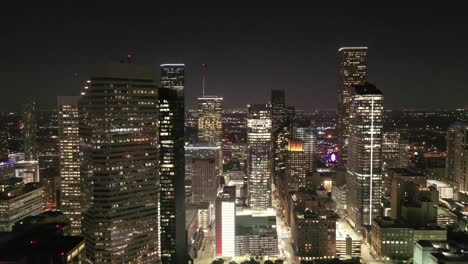 Aéreas-del-centro-de-Houston,-Texas-en-la-noche