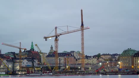 Der-hohe-Turm-Kräne-auf-dem-Industriegelände-in-Stockholm-Schweden