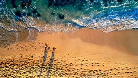 Touristen-zu-Fuß-am-Strand-an-einem-sonnigen-Tag-4k