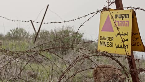 Minenfeld-Warnzeichen-auf-den-Golanhöhen-in-Syrien-Israel-Grenze