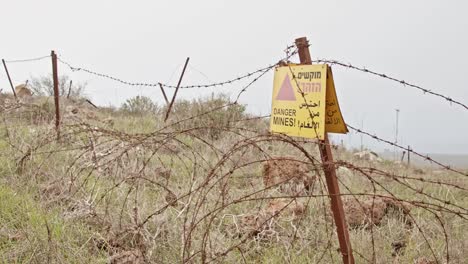 Señal-de-advertencia-de-minas-en-los-altos-del-Golán-en-la-frontera-con-Siria-Israel