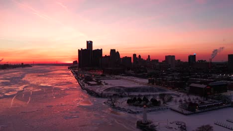 Luftaufnahme-von-Detroit-Silhouette-im-Winter-mit-dramatischen-Sonnenuntergang