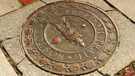 Marcador-de-bronce-en-el-Freedom-Trail-en-Boston,-Massachusetts