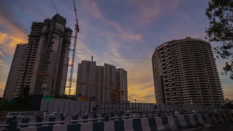 Sunset-Sky-Bangalore-ciudad-vivo-complejo-de-tráfico-de-construcción-de-la-calle-panorama-4k-timelapse-India