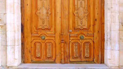 Entrada-con-una-gran-puerta-de-madera-en-la-hermosa-iglesia-antigua-con-columnas-retorcidas