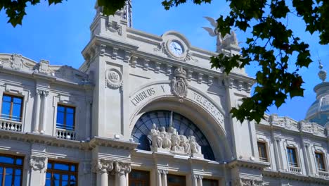 Der-Bau-des-Hauptpostamtes-in-Valencia-ist-eines-der-wichtigsten-Wahrzeichen-der-Stadt