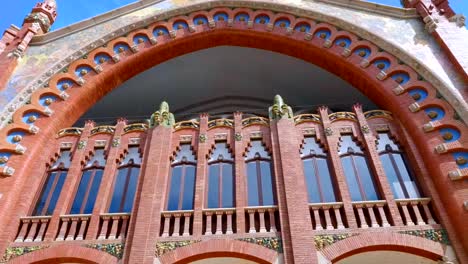 Schöne-historische-Gebäude-in-der-Stadt-Spanien-mit-individuellem-Design