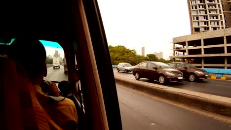 Fahrer-in-Autoautobahn-Blick-von-hinten-Mumbai
