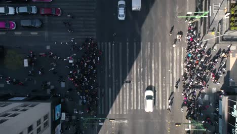 Timelapses-people-crossing-the-street,-business,-globalization.