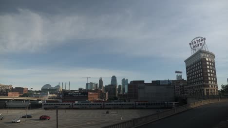 Skyline-von-Kansas-City-mit-Zug