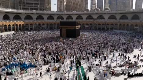 MECCA,-SAUDI-ARABIA,-April--2019---Muslim-pilgrims-from-all-over-the-world-gathered-to-perform-Umrah-or-Hajj-at-the-Haram-Mosque-in-Mecca.