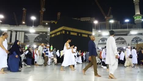 Muslim-pilgrims-from-all-the-world-near-Kaaba,-days-of-Umra