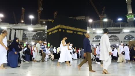 Muslimische-Pilger-aus-der-ganzen-Welt-in-der-Nähe-von-Kaaba,-Tage-von-Umra