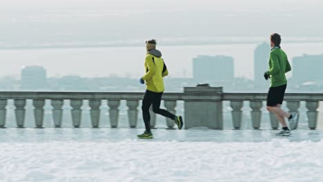 Trail-runners-training-in-the-city