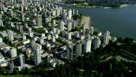 Vista-aérea-rascacielos-en-el-centro-de-la-ciudad-de-Vancouver,-del-puerto-de-Vancouver