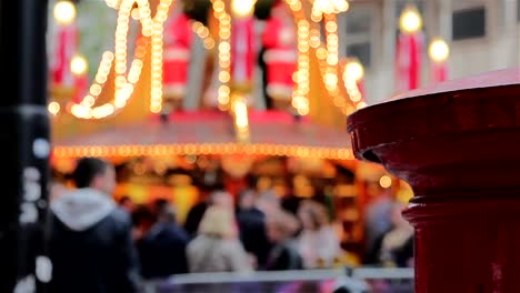 Foco-suave-personas-Revellers-bebiendo-disfruta-de-una-cerveza-de-mercado-navideño-alemán-en-Birminghamam