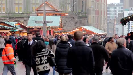 Los-compradores-concurrido-puesto-de-mercado-navideño-alemán-en-Birminghamam-Birmingham-High-Street-de-luces-de-Navidad--