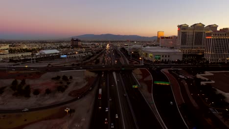 Vista-aérea-de-un-paisaje-de-la-ciudad-de-Las-Vegas-la-autopista-amanecer