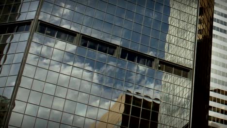 Oficina-de-negocios-de-la-ciudad-rascacielos-edificios-arquitectura-reflexiones-de-nubes-de-la-ventana