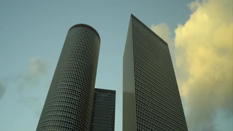 Tower-Gebäude-Zeitraffer-Wolken