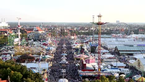 Überblick-über-das-Oktoberfest-bei-Tag