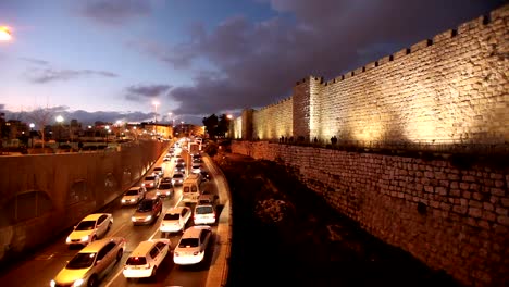 Iluminado-Jerusalén-antigua-muralla-de-la-ciudad-por-la-noche,-Israel