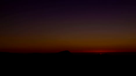 Smoky-Mountain-Lila-Himmel-Horizont-bei-Sonnenaufgang-mit-flackernden-Licht