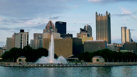 Pittsburgh,-Pensilvania-Circa-de-mayo-de-2015-Una-noche-toma-de-apertura-de-la-emblemática-fuente-en-el-punto-en-el-centro-de-la-ciudad-de-Pittsburgh,-Pensilvania.