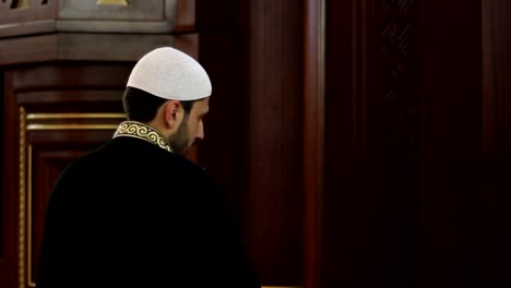 Muslimische-reverend-Stätten-in-einer-Moschee-mit-seinem-traditionellen-Bademantel