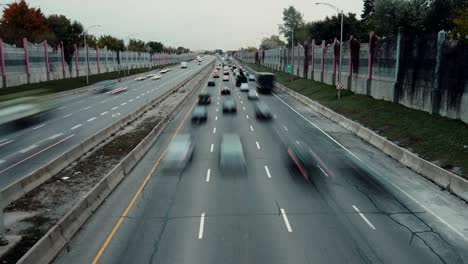 Autos-im-Verkehr-Morgen-Stau-auf-der-Autobahn-(Zeitraffer)