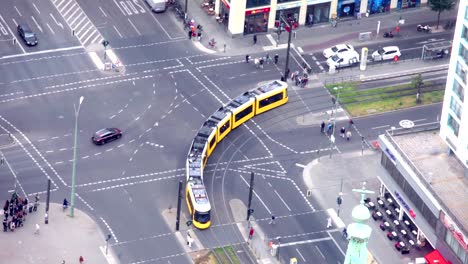 Kreuzung-mit-einem-schnellen-Verkehr-in-Berlin,-Deutschland