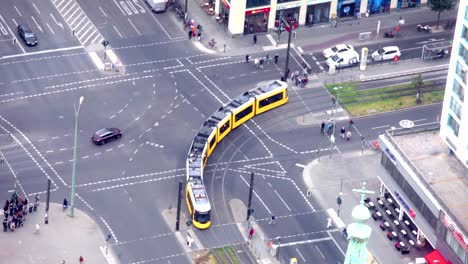 Intersección-con-un-vigorizante-tráfico-en-Berlín,-Alemania