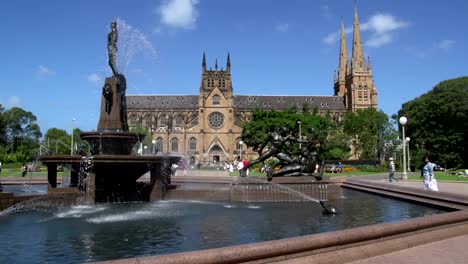 Hyde-park-Brunnen-mit-St-Mary-Kathedrale-auf-dem-Hintergrund-in-sydney