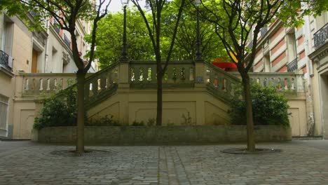 Going-upstairs-on-montmartre