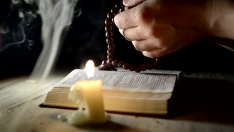 Beten-Hände-über-eine-Gebetsbuch