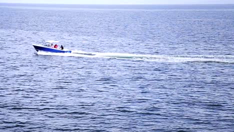 Fast-boat-in-the-middle-of-the-Ocean