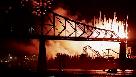 Fuegos-artificiales-de-la-ciudad-de-Montreal-por-la-noche-sobre-el-puente