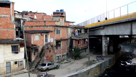 back-callejones-de-río