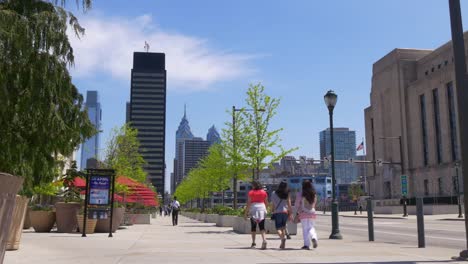 Estados-Unidos-la-luz-del-día,-oficina-dristrict-Filadelfia-a-calle-panorama-4-K