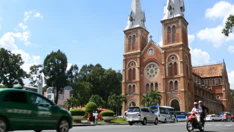 HO-CHI-MINH,-VIETNAM/SAIGÓN-DE-NOVIEMBRE-DE-2015-:-Basílica-de-Notre-Dame-de-saigón