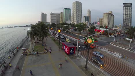 Fliegen-über-den-Roxas-Bouleverd-in-Manila